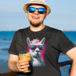 Coola Llama Rosa Sunglass T Shirt<br><div class="desc">Den här designen kan vara personlig om du väljer Redigera design. Du kan också överföra till andra objekt. Kontakta mig på colorflowcreations@gmail.com eller använda alternativet chatta överst på sidan om du vill ha den här designen på en annan produkt eller behöver hjälp med den här designen. Se mer av mina...</div>
