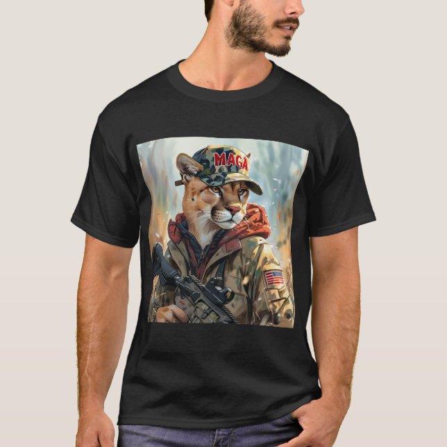 Coola MAGA Big Cat med Gun & Camouflage COUGAR T Shirt (Framsida)