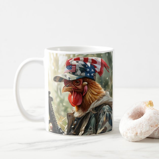 Coola MAGA Chicken med Gun Camouflage Cap Tupp Kaffemugg (Med munk)