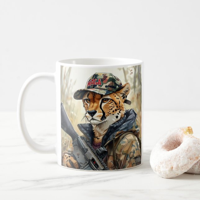 Coola MAGA Katt med Gun & Camouflage CHEETAH Kaffemugg (Med munk)