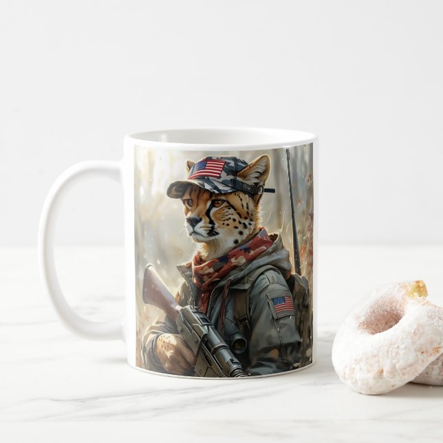 Coola MAGA Katt med Gun & Camouflage CHEETAH Kaffemugg (Med munk)