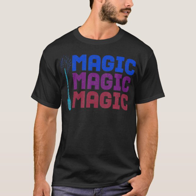 Coola Magic Trollspö Sorcerer Equipment Sorcerer P T Shirt (Framsida)