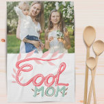 Coola Mamma Hand Lettering Mor's Day Photo Kökshandduk<br><div class="desc">Cute Coola Hand Lettering Teckning Mor's Day Photo Kitchen Towel. Handskrift för rosa och pastellturkos och teckning. Lägg till fotot.</div>