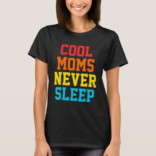 Coola mammor sover aldrig kläder t shirt (Framsida)