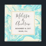 Coola Marble Design i Turquise och Cream Bröllop Magnet<br><div class="desc">Spara datumpåminnelsen eller ett enkelt minnesobjekt. En snyggt och sofistikerad bröllop-magnet med en elegant faux marble mönster med snurrande färg i turkosblått och grädde färg. Överst är en kräm färgad ram med gräns i guld med dina bröllop-detaljer inuti.</div>