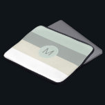 Coola Minimalistisk Rand Mönster med Monogram Laptop Sleeve<br><div class="desc">En coola och lugnande palett av dammigt blått,  medel-grått,  nedgrävt grått och vitt tillför den här datorns sleeve minimalistisk dragningskraft. En matchande blå runda ram omger det monogram eller den text du vill ha. Redigera exempelmonogrammet som visas med den inledande eller andra texten.</div>