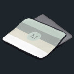 Coola Minimalistisk Rand Mönster med Monogram Laptop Sleeve<br><div class="desc">En coola och lugnande palett av dammigt blått,  medel-grått,  nedgrävt grått och vitt tillför den här datorns sleeve minimalistisk dragningskraft. En matchande blå runda ram omger det monogram eller den text du vill ha. Redigera exempelmonogrammet som visas med den inledande eller andra texten.</div>