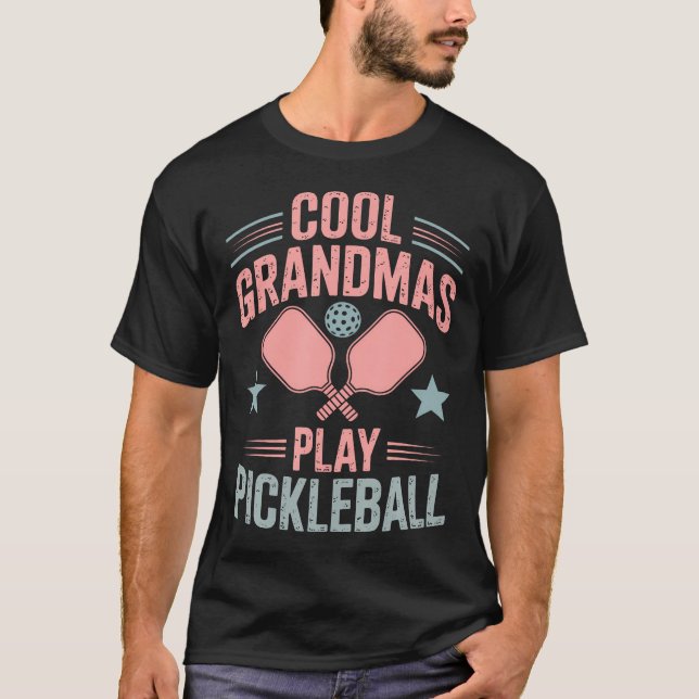 Coola mormödrar spelar Pickleball T Shirt (Framsida)