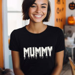 Coola Mummy Drippy Script Funny Mamma Halloween T Shirt<br><div class="desc">Bär din inre coola Mummy! 🎃 Anpassa den här roligten Halloween-garantin med din egen tvilling. Hämta redo för stil! 👻 #CoolMummyTee #HalloweenFun #MomsCostume</div>