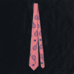 Coola Navy Blue Tennis Racquets Boll Mönster Rosa Slips<br><div class="desc">Rosa och grönt rand tennisracketar Mönster för marin och | Summer Tennis Court. Gift för tennis-spelare, marin tennis-match på gröntens bakgrund. Personlig Gift för tennisspelare. Trendigets tennisspelare, hemdekanter. Trendigets moderna tennisspelarpresenter. Modern gåva till din coola- eller skoltennislag! Manar, tennisspelarhalsen slips. Tennis player manar klassisk racket mönster. Tennisgåvor åt honom. Preppy...</div>