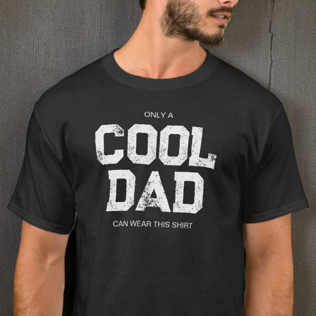 Coola Pappa med tjockt citattecken, svart och vit  T Shirt (Funny Quote Black and White Typography Cool Dad T-Shirt)