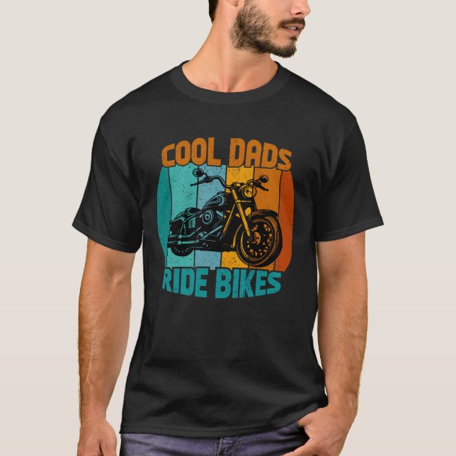 Coola Pappor Ride Bikes - T-Shirt Gift for Pappa (Framsida)