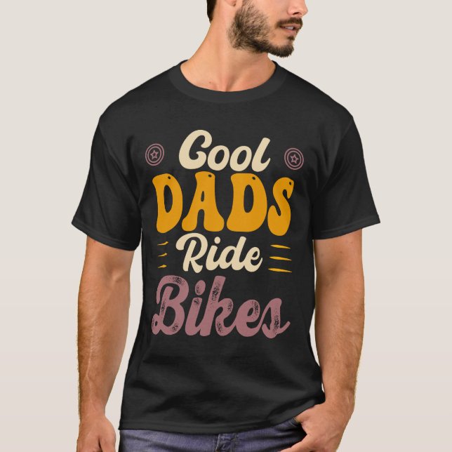 Coola Pappor Ride Bikes - T-Shirt Gift for Pappa (Framsida)