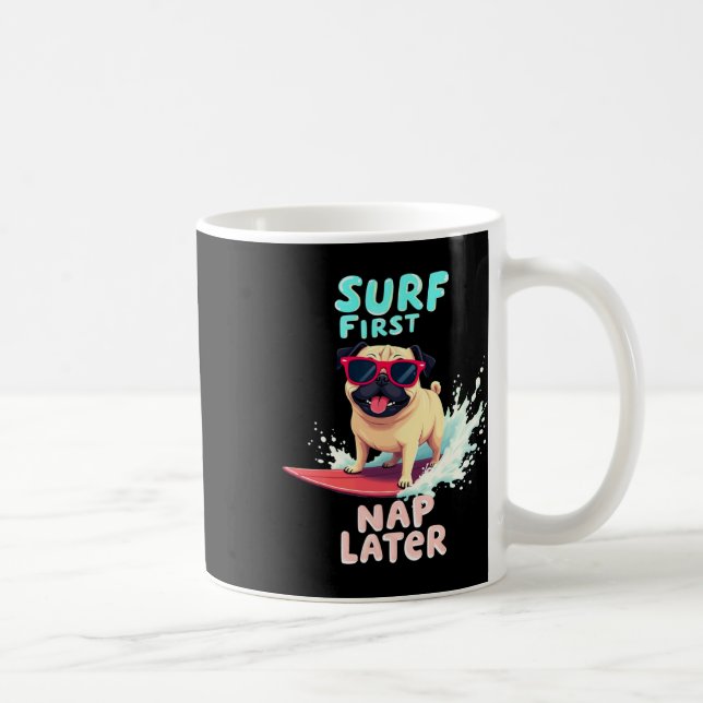 Coola Pug Surfande Hund  Kaffemugg (Höger)
