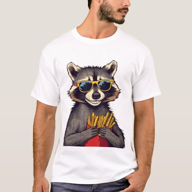 Coola Raccoon Enjoying Fries T Shirt (Framsida)