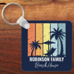Coola Retro Beach House Anpassningsbar Navy Blue<br><div class="desc">Personlig Blåstrandkrets för din familjs hem i Hawaii,  Florida eller andra tropiska ödestinationer. Coola handflatan träd går mot färg av orange och gult över din anpassade semester namn i vitt skript. Underbar för en grupp som går på en kryssning eller en kustflyktsträcka.</div>