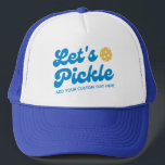 Coola Retro Låt oss Pickle Personlig Pickleball Keps<br><div class="desc">Plockboll för toppen som innehåller "Låt oss Pickle" i ett coola-blått teckensnitt och anpassningsbar. Lägg till en spelare namn,  pickleball klubb namn,  roligt ordspråk osv. Gör det speciellt med perfekt-presenten/minnesmärket för valfri pickleball party eller turnering eller pickleball-händelse. Hämta matchande hattar för ditt team eller din pickleball-partner.</div>