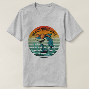Coola Retro Shark with Sunglasses - Beach Vibes En T Shirt