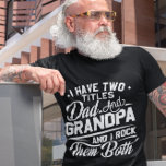 Coola Retro Stil Gift for New Grandpas T Shirt<br><div class="desc">Vem som helst som har två titlar som pappa och farfar kommer att göra det i KÄRLEK!</div>