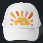 Coola Retro Sunburst Personlig Pickleball Keps<br><div class="desc">Plockboll i toppen som har en retro-betlekulsolsprängning och anpassningsbarnas text. Lägg till en spelare namn,  pickleball klubb namn,  roligt ordspråk osv. Gör det speciellt med perfekt-presenten/minnesmärket för valfri pickleball party eller turnering eller pickleball-händelse. Hämta matchande hattar för ditt team eller din pickleball-partner.</div>