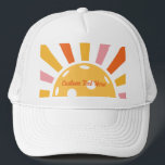 Coola Retro Sunburst Personlig Pickleball Keps<br><div class="desc">Plockboll i toppen som har en retro-betlekulsolsprängning och anpassningsbarnas text. Lägg till en spelare namn,  pickleball klubb namn,  roligt ordspråk osv. Gör det speciellt med perfekt-presenten/minnesmärket för valfri pickleball party eller turnering eller pickleball-händelse. Hämta matchande hattar för ditt team eller din pickleball-partner.</div>