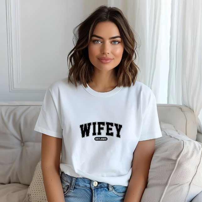 Coola Retro Wifey 2025 Skriv ut kvinna T Shirt (Cool Retro Wifey 2025 Print Woman T-Shirt)