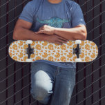 Coola roligt pizza och skivor mönster på vitt mini skateboard bräda 18,5 cm<br><div class="desc">Coola och roligt pizzabagar färgas mönster på vita för födelsedagspizza party. Juicy vector tillverkad pizza med crust,  ost,  salami,  champignon-svampar,  oliver och en sprinkl av oregano.</div>