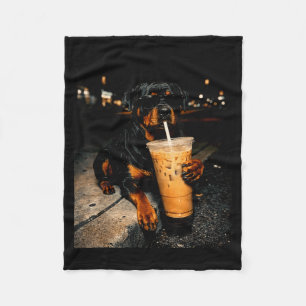 Coola rottweiler dricker iskaffe rolig hundkonst fleecefilt