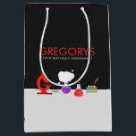 Coola Science Party<br><div class="desc">Är ditt barn kärlek vetenskap? Ett vetenskapligt tema, party, är perfekt för den lilla vetenskapsmannen i ditt liv! Gör den till en explosiv barnfödelsedagsfest med Coola Science Party Gift Bag designad av Enchantnya Design Company. Den här medelstora presentsäcken har ett vetenskapslaboratorium som är komplett med sak som ditt barn kan...</div>