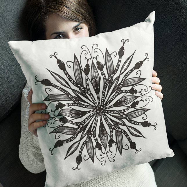 Coola Snakes Black and White Botanical Gothic Kudde (Skapare uppladdad)