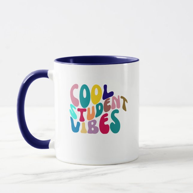 COOLA STUDENT VIBES RETRO MUGG (Vänster)