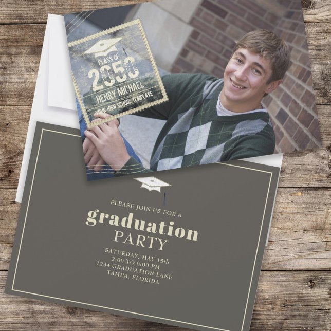 Coola Studentfest Fototypografi, Anpassningsbar Inbjudningar (Graduation invitation announcement card with a full bleed photo and gold typography. )