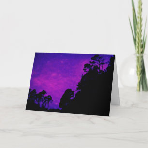 coola träd silhuettes på lila himmel födelsedagsko kort
