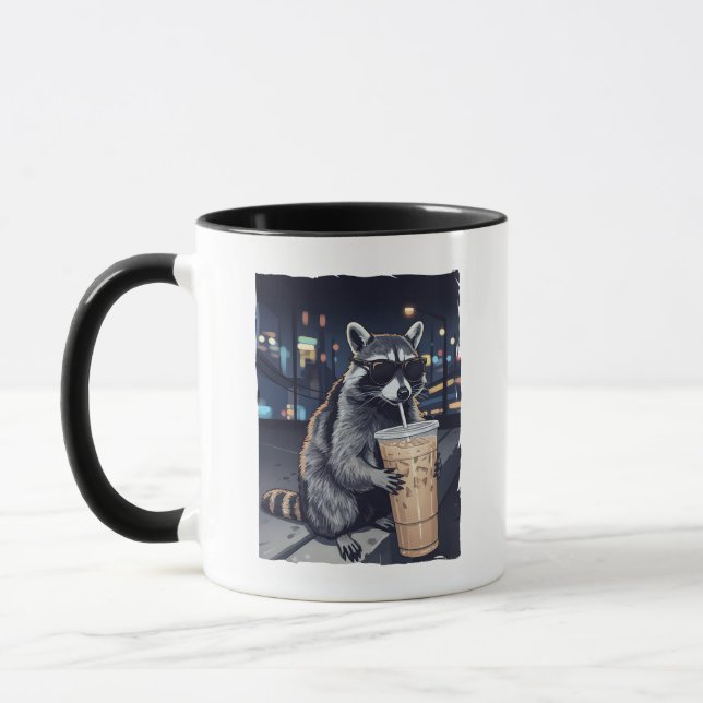 Coola tvättbjörn som dricker iskaffe natt scen Mug Mugg (Vänster)