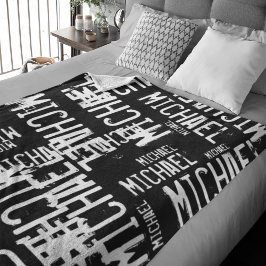 Coola Typografi White Namn allover Black Fleecefilt