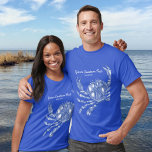 Coola Vintage Nautical Blue Anpassningsbar Beach Tee<br><div class="desc">Fira sommaren, havet och stranden med den här blåa krabban för nautisk vintage. En ljusblå krabbgraverad illustration ställs mot en belagd, linenbaserad, tittar bakgrund. Lägg till anpassningsbarna - monogram, familj namn, strandhus namn, år osv. - eller ta bort texten om du så vill. En perfekt för familjeåterförening, krabb boil, avslappnande...</div>