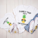 Coola Vintage Sunset Retro Anpassningsbar Family V T Shirt<br><div class="desc">Upplev magin i din familj äventyr med vår Coola Vintage Sunset Retro Anpassningsbar Family Vacation T-Shirt, perfekten för din nästa minnesvärda flykting. Den här skjortan är inte bara kläder. Det är en hjärtefråga för omhuldade ögonblick. Anpassa den med din familj namn eller ett speciellt budskap om att skapa ett minnesmärke...</div>