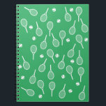 Coola White Retro Tennis Racquets Mönster Grönt Anteckningsbok<br><div class="desc">Mönster för vita och grönt tennisracketar till honom | Summer Tennis Court. Gift för tennis-spelare, vit racquet tennis-match på gröntens bakgrund. Personlig Gift för tennisspelare. Trendigets tennisspelare, hemdekanter. Trendigets moderna tennisspelarpresenter. Modern gåva till din coola- eller skoltennislag! Manar, tennis-födelsedagsfest-presenten är papper. Tennis player manar klassisk racket mönster. Tennisgåvor åt honom....</div>