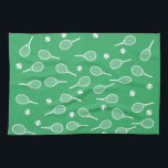 Coola White Retro Tennis Racquets Mönster Grönt Kökshandduk<br><div class="desc">Mönster för vita och grönt tennisracketar till honom | Summer Tennis Court. Gift för tennis-spelare, vit racquet tennis-match på gröntens bakgrund. Personlig Gift för tennisspelare. Trendigets tennisspelare, hemdekanter. Trendigets moderna tennisspelarpresenter. Modern gåva till din coola- eller skoltennislag! Manar, tennis-födelsedagsfest-presenten är papper. Tennis player manar klassisk racket mönster. Tennisgåvor åt honom....</div>