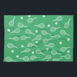 Coola White Retro Tennis Racquets Mönster Grönt Kökshandduk<br><div class="desc">Mönster för vita och grönt tennisracketar till honom | Summer Tennis Court. Gift för tennis-spelare, vit racquet tennis-match på gröntens bakgrund. Personlig Gift för tennisspelare. Trendigets tennisspelare, hemdekanter. Trendigets moderna tennisspelarpresenter. Modern gåva till din coola- eller skoltennislag! Manar, tennis-födelsedagsfest-presenten är papper. Tennis player manar klassisk racket mönster. Tennisgåvor åt honom....</div>