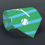 Coola White Tennis Racquets Mönster Rand Grönt Slips<br><div class="desc">Tennisracketar i rand, vita och grönt, Mönster för honom | Summer Tennis Court. Gift för tennis-spelare, vit racquet tennis-match på gröntens bakgrund. Personlig Gift för tennisspelare. Trendigets tennisspelare, hemdekanter. Trendigets moderna tennisspelarpresenter. Modern gåva till din coola- eller skoltennislag! Manar, tennisspelarhalsen slips. Tennis player manar klassisk racket mönster. Tennisgåvor åt honom....</div>