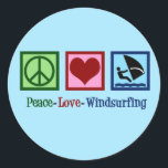 Coola Windsurfing Runt Klistermärke<br><div class="desc">Fredens Kärlek Windsurfing julklapp till någon som kärlek till vindsurf. En söt blå vindsurfer närvarande.</div>