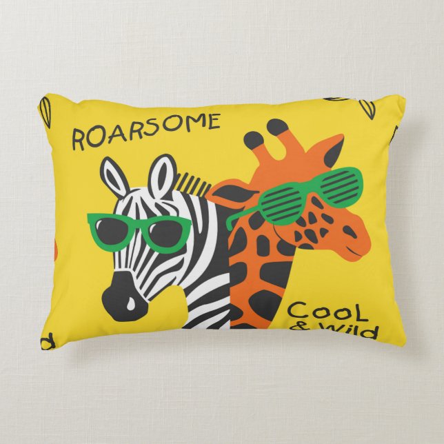 Coola zebra och giraffkläder på gult b prydnadskudde (Framsidan)