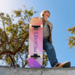 Coolan Anpassat namn Retro Lila Penseldrag Mini Skateboard Bräda 18,5 Cm<br><div class="desc">Skateboard för Lila av Coola-penselpenslar med eget namn (Retro--) har personligen namn på en bakgrund med återpenseldrag i orange, rosa och lila. Anpassa genom att redigera texten i textrutan. Ge är en anpassningsbar som har skateboarder för personlig till din favoritskateboarder för jul, födelsedag eller din BFF. Designad av ©Evco Studio...</div>