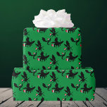 Coolan Santa Hat Dragons i Mönster Presentpapper<br><div class="desc">Tre fantastisk-juldragoner flyger runt i röda jultomter på söt grönt papper. Deras utsträckta vingar får dem att se ut som helgdag holly. En fantastisk-gåva till en dragonartikelinsamlare.</div>