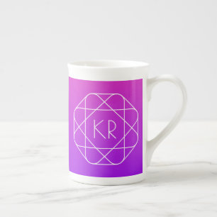 Coolans geometriska monogram   Lila av Magenta Vio Benporslin Mugg
