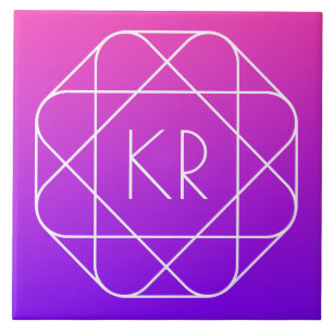 Coolans geometriska monogram   Lila av Magenta Vio Kakelplatta