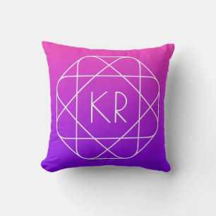 Coolans geometriska monogram Lila av Magenta Vio Kudde