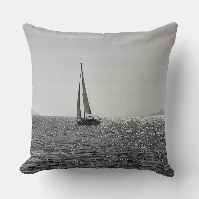Coolans moderna foto av segelbåt under sommaren kudde (Framsida)