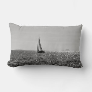 Coolans moderna foto av segelbåt under sommaren lumbarkudde